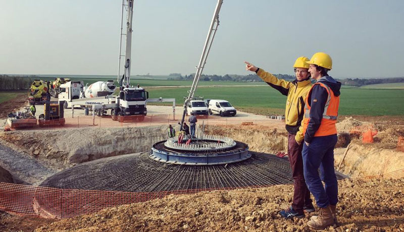 Installation d'une éolienne.