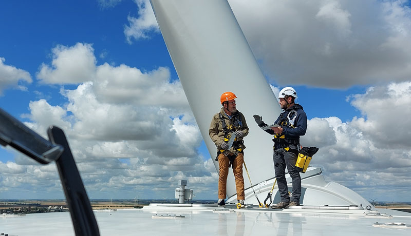 Maintenance d'une éolienne.