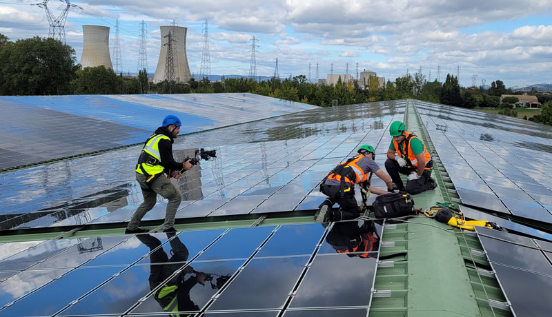 Maintenance d'une centrale photovoltaïque sur toiture.
