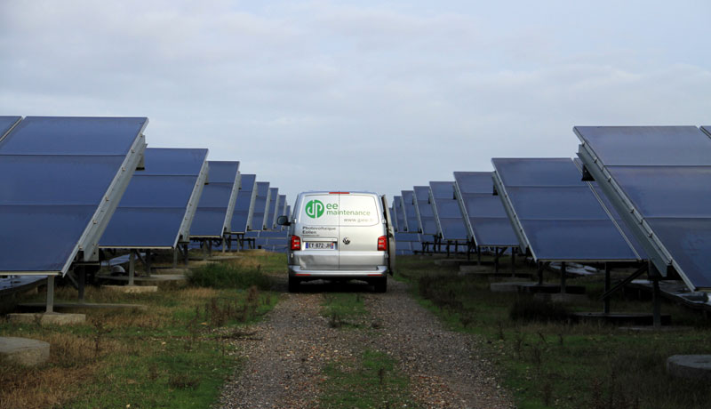 Camionnette JPee entre panneaux photovoltaiques- Labarde