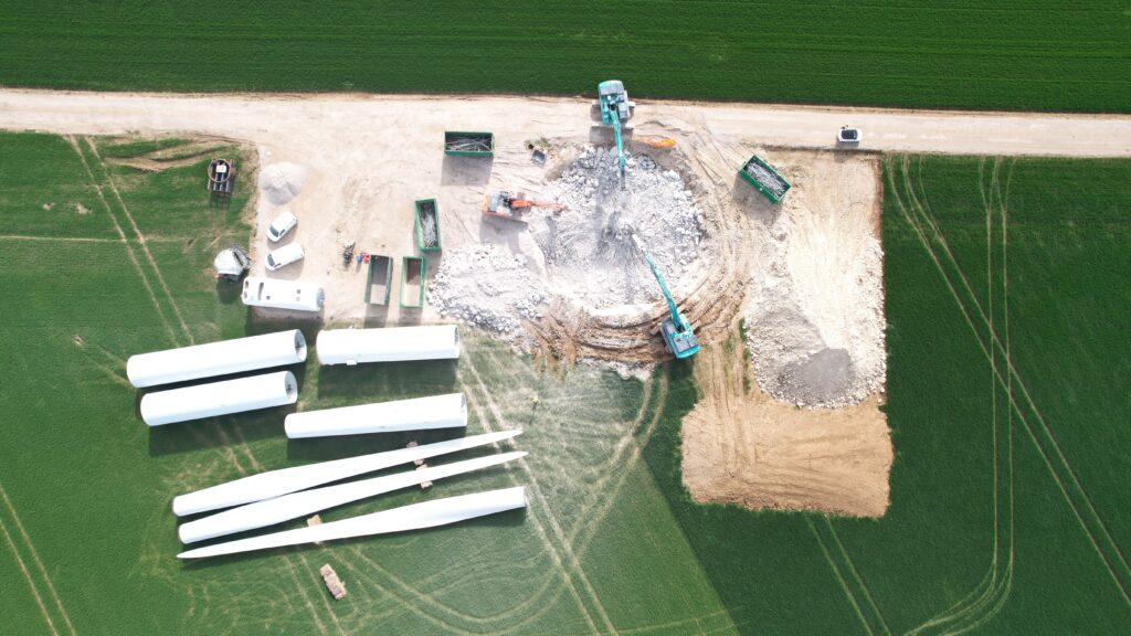 Démantèlement d'une éolienne - destruction des fondations et démontage des composants