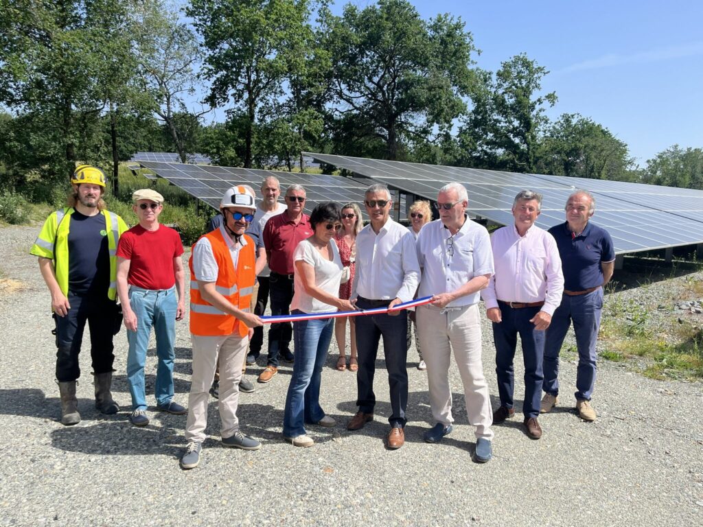 Coupé du ruban lors de l'inauguration de la centrale solaire de Vion