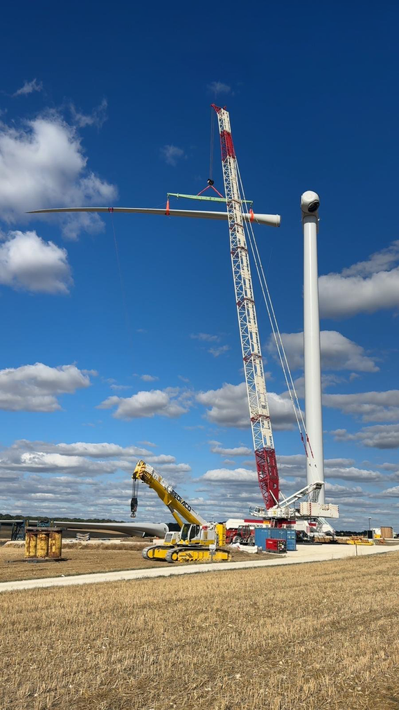 Levage d'une éolienne sur le parc de Clermont-en-Argonne